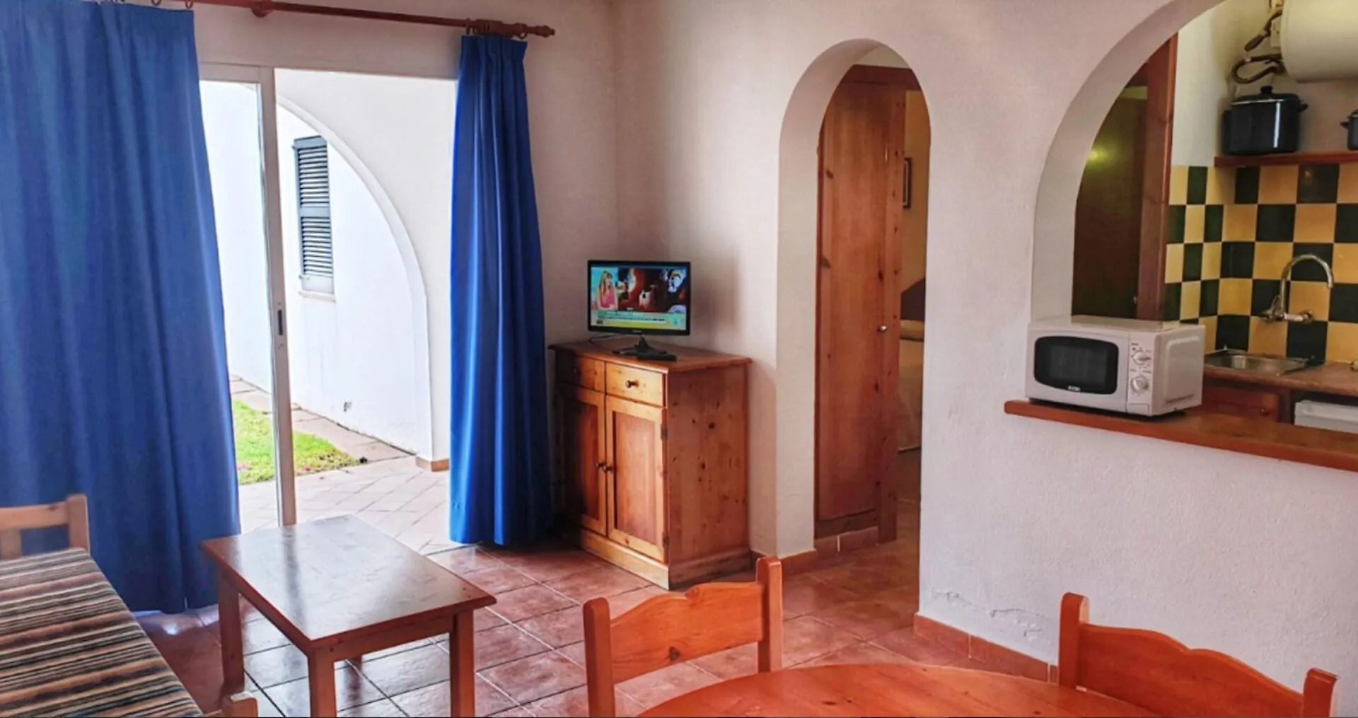 Apartamentos Vistapicas Cala'N Blanes  Apartahotel Cala'N Blanes (Menorca)
